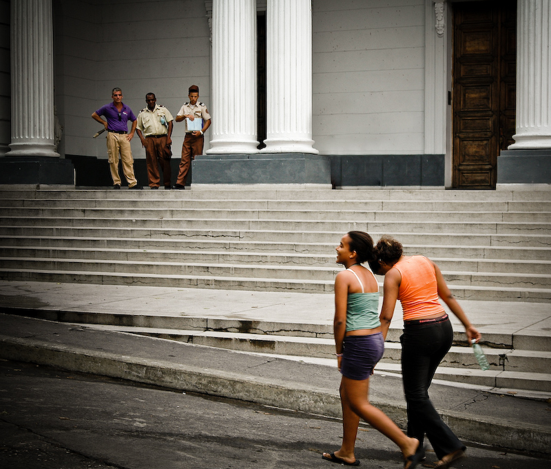 two girls walking  - Havanna